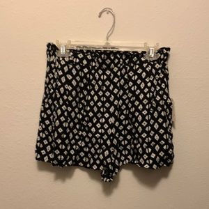 NWT Forever21 black and white shorts size large